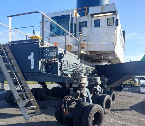 Hydraulink distributor Hydraulic Solutions Taranaki nimbly threads its maintenance tasks through busy Port Taranaki’s upgrade of vital 200-ton mobile ship loader crane